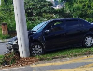 carro acidentado na Avenida José Remígio Prezia, em Poços de Caldas-MG