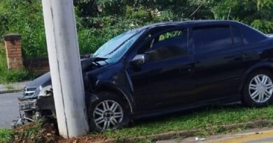 carro acidentado na Avenida José Remígio Prezia, em Poços de Caldas-MG