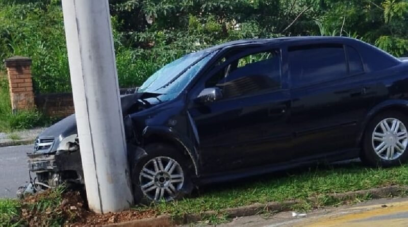 carro acidentado na Avenida José Remígio Prezia, em Poços de Caldas-MG