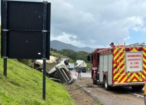 carreta acidentada na serra de Águas da Prata (SP)