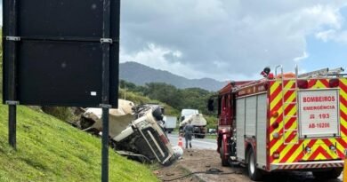 carreta acidentada na serra de Águas da Prata (SP)