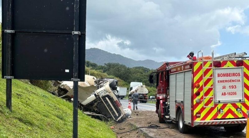 carreta acidentada na serra de Águas da Prata (SP)