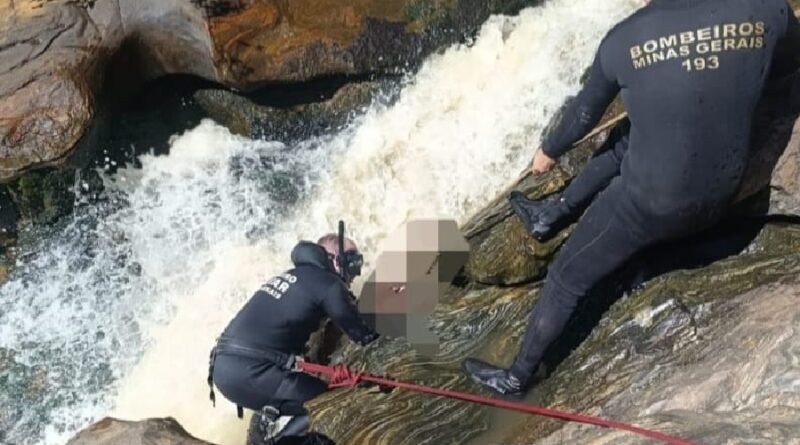 bombeiros em atendimento de jovem em cachoeira em São Pedro da União (MG)