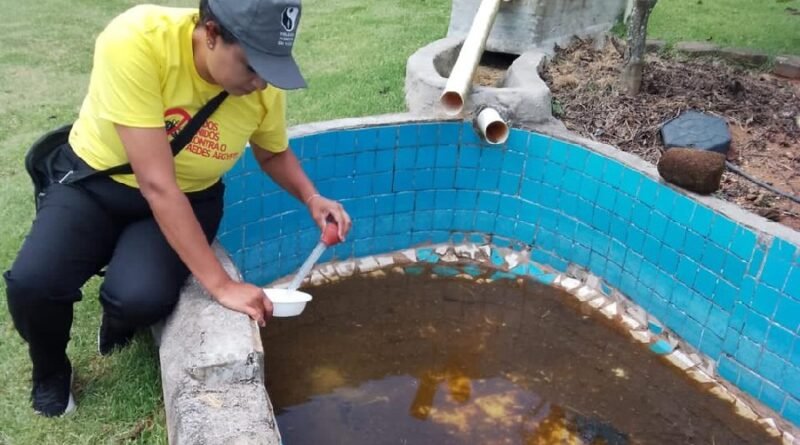 agente de endemia durante o Levantamento Rápido de Índices para Aedes aegypti (LIRAa)