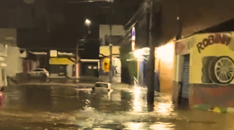 rua alagada em São João da Boa Vista após temporal