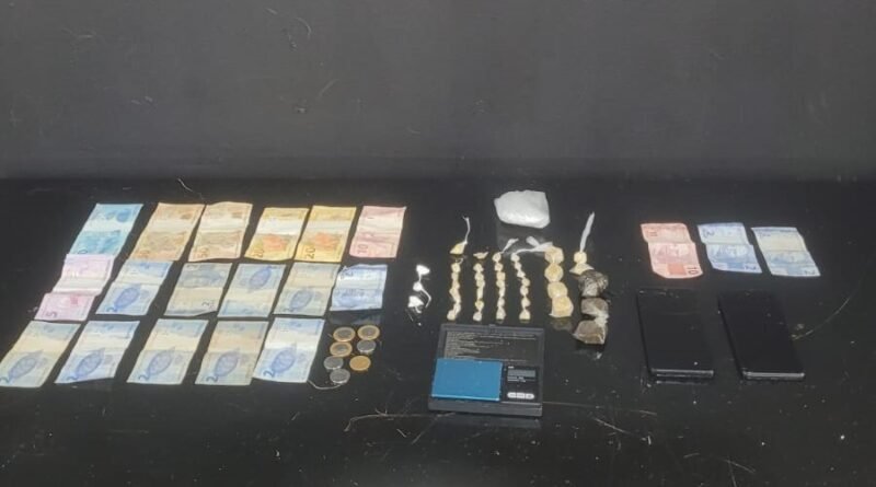 droga e dinheiro apreendidos com adolescentes na zona sul de Poços de Caldas-MG