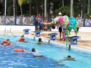 mulher fantasiada pulando na piscina do Country Club em Poços de Caldas durante o Banho à Fantasia