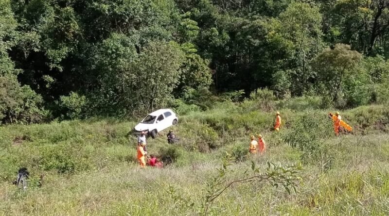 Equipes do Corpo de Bombeiros em atendimento a um capotamento na Serra do Selado em Poços de Caldas-MG