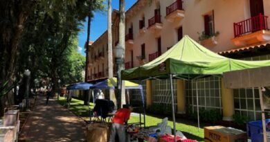 ambulantes montando barracas no entorno da Praça Pedro Sanches em Poços de Caldas-MG