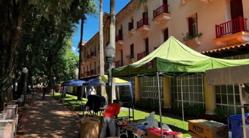 ambulantes montando barracas no entorno da Praça Pedro Sanches em Poços de Caldas-MG