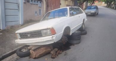 carro abandonado em via pública em Poços de Caldas -MG