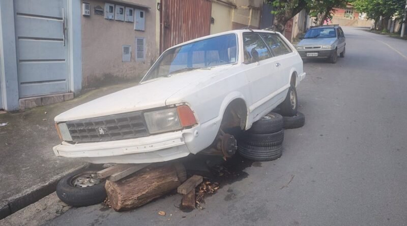 carro abandonado em via pública em Poços de Caldas -MG