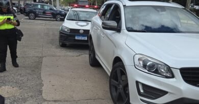 carro apreendido com mais de 70 multas em Poços de Caldas-MG