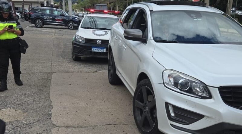 carro apreendido com mais de 70 multas em Poços de Caldas-MG