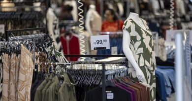 roupas expostas em loja