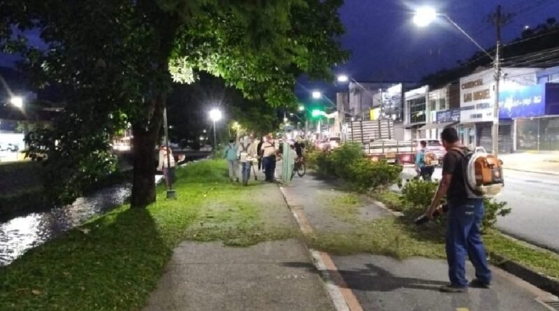 corte noturno de vegetação na Avenida João Pinheiro em Poços de Caldas-MG