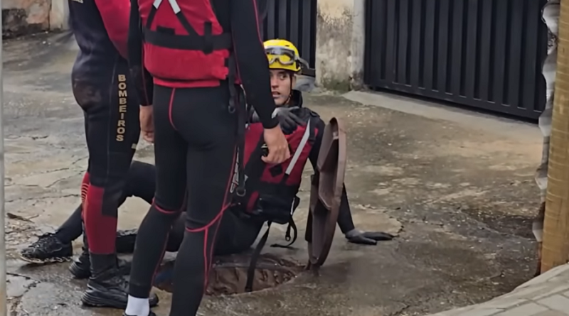 Os bombeiros durante busca por criança desaparecida em tubulação pluvial em Pouso Alegre-MG