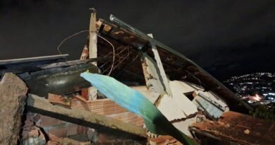 muro que desmoronou sobre uma casa no Jardim São Jorge, em Poços de Caldas-MG