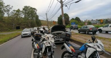 policiais militares durante ocorrência de desobediência no trânsito na zona sul de Poços de Caldas-MG
