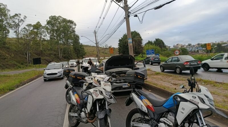 policiais militares durante ocorrência de desobediência no trânsito na zona sul de Poços de Caldas-MG