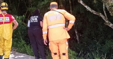 equipes do Corpo de Bombeiros e perícia técnica da Polícia Civil durante remoção de corpo encontrado em córrego em Poços de Caldas-MG