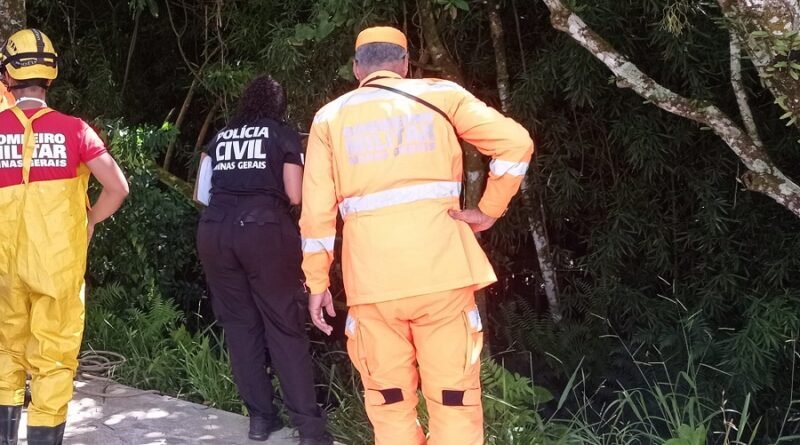 equipes do Corpo de Bombeiros e perícia técnica da Polícia Civil durante remoção de corpo encontrado em córrego em Poços de Caldas-MG