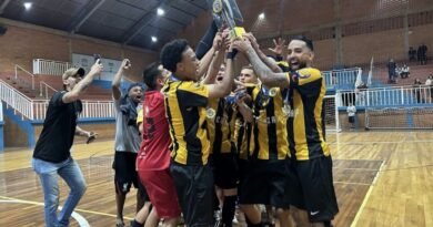 Jogadores do bairro Dom Bosco comemorando a vitória no campeonato interbairros de futsal