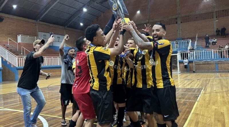 Jogadores do bairro Dom Bosco comemorando a vitória no campeonato interbairros de futsal