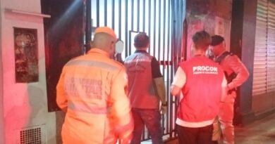 bombeiros, fiscais do procon e pm duante operação integrada em lojas de conveniência no centro de Poços de Caldas-MG