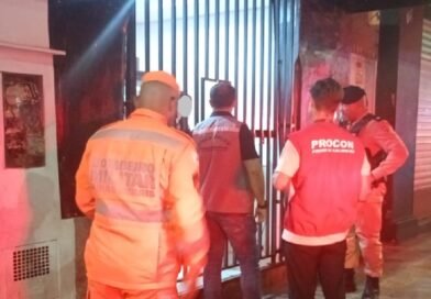 bombeiros, fiscais do procon e pm duante operação integrada em lojas de conveniência no centro de Poços de Caldas-MG