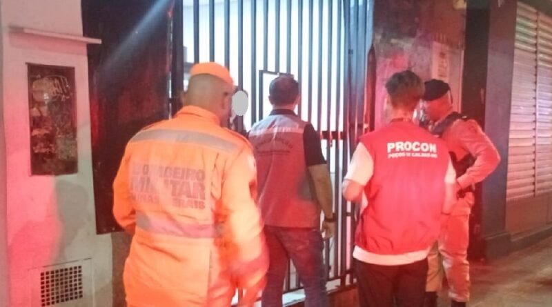 bombeiros, fiscais do procon e pm duante operação integrada em lojas de conveniência no centro de Poços de Caldas-MG