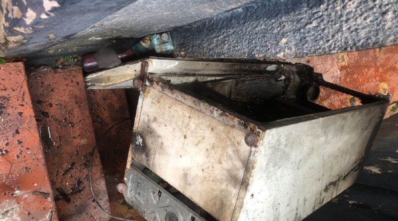 geladeira danificada durante princípio de incêndio no centro de Poços de Caldas-MG