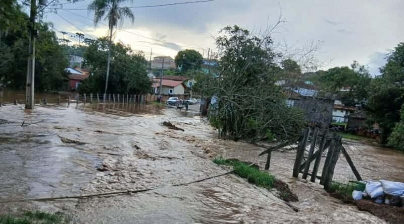 rio que transbordou na zona rural de Santa Rita de Caldas-MG