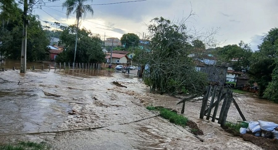 rio que transbordou na zona rural de Santa Rita de Caldas-MG