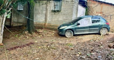 carro no terreno onde ocorreu um homicídio em Andradas