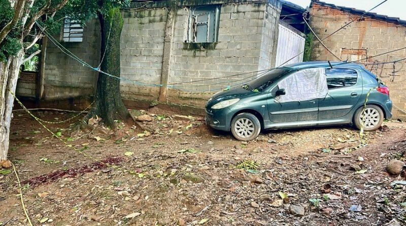 carro no terreno onde ocorreu um homicídio em Andradas
