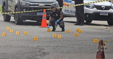 Peritos da Polícia Civil de Pouso Alegre recolhendo cápsulas de pistolas após homicídio no bairro Jatobá