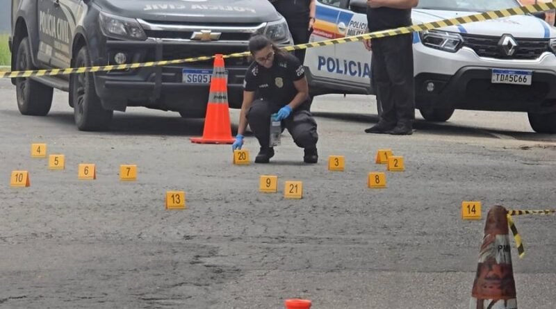 Peritos da Polícia Civil de Pouso Alegre recolhendo cápsulas de pistolas após homicídio no bairro Jatobá