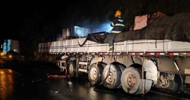 Bombeiros durante combate a incêndio em carreta na BR 491 em Muzambinho-MG