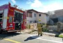 Bombeiros combatendo incêndio em uma casa em reforma na zona leste de Poços de Caldas-MG