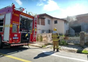 Bombeiros combatendo incêndio em uma casa em reforma na zona leste de Poços de Caldas-MG