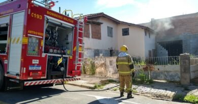 Bombeiros combatendo incêndio em uma casa em reforma na zona leste de Poços de Caldas-MG