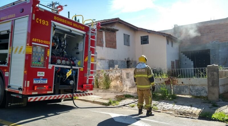 Bombeiros combatendo incêndio em uma casa em reforma na zona leste de Poços de Caldas-MG