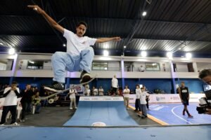jovem andando de skate