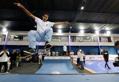 jovem andando de skate