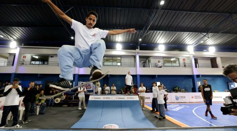 jovem andando de skate