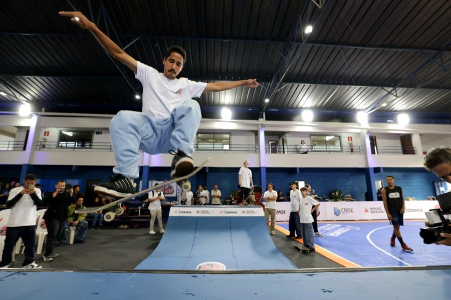 jovem andando de skate