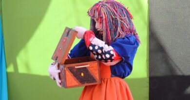 personagem Emília do Sítio do Pica Pau Amarelo durante a peça do grupo de teatro de Poços de Caldas, Trancos e Barrancos