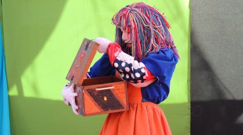 personagem Emília do Sítio do Pica Pau Amarelo durante a peça do grupo de teatro de Poços de Caldas, Trancos e Barrancos