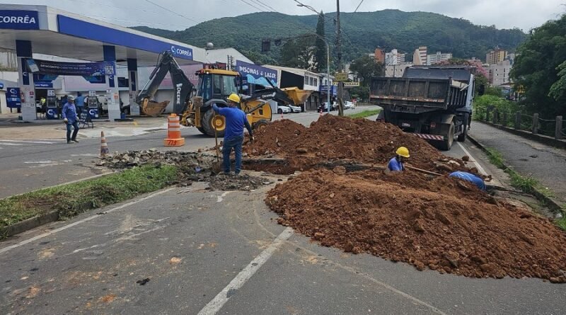 Homens do DMAE durante obra de manutenção na Avenida José Remigio Prezia em Poços de Caldas